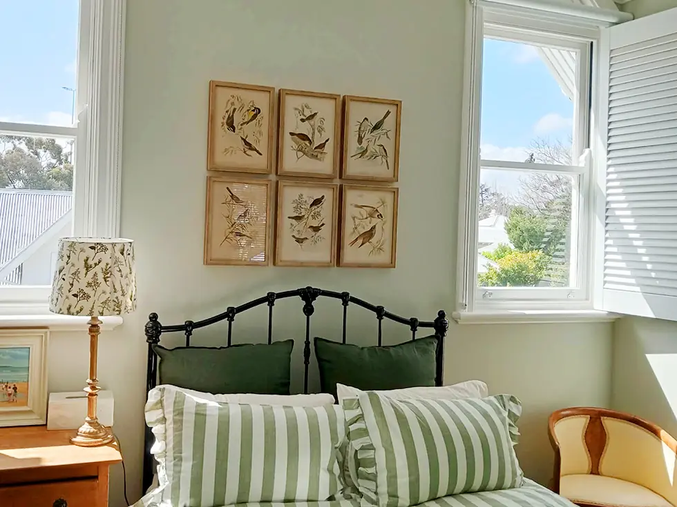 pictures-hanging-over-bed